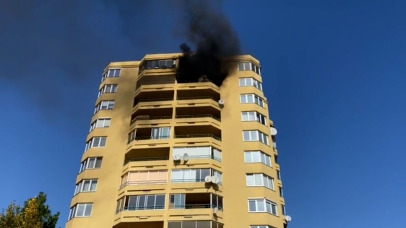 Z balkonu v 10. patře domu v Praze se valil černý dým, plameny zasáhly byt